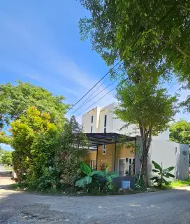 Rumah posisi pojok + perabot dll