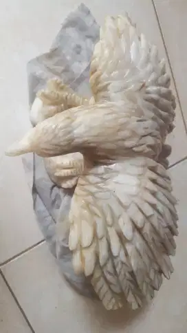 Barang antik terbuat dari keramik model burung rajawali