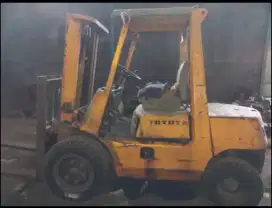 Forklift Toyota kapasitas 3 Ton. Kondisi mesin dan hidrolis baik..