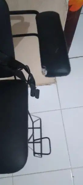 Tempat duduk anak besi