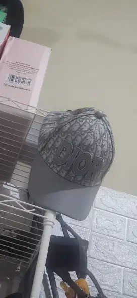 Topi abu DIOR motif