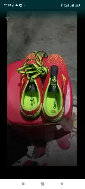 Dijual sepatu futsal warna merah