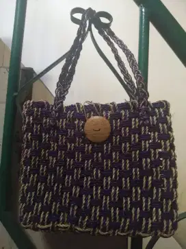 Tas tangan wanita anyaman