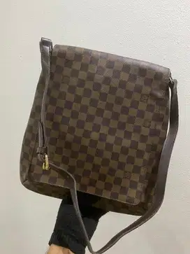 Tas selempang louis vuitton  ebene musette damier vintage