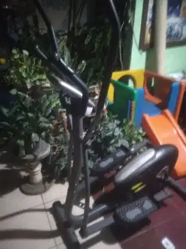 Sepeda fitness buat olah raga santai dihalaman rumah