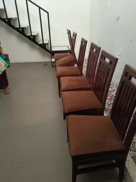Meja makan katu jari