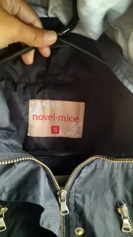Jaket wanita novel mice warna hitam