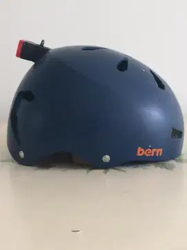 Helm Sepeda BERN + Lampu BERN