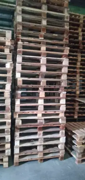 Palet kayu ukuran 100 cm x 90 cm.
