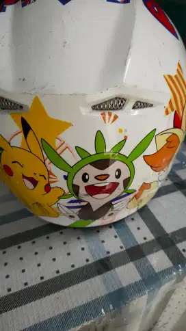 Helm anak warna putih gambar Pokemon