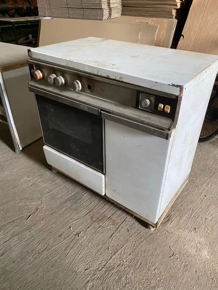 Kompor gas ariston dan meja kerja