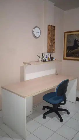 Meja kerja atau meja kasir bahan kokoh