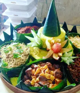 Tumpeng nasi kuning