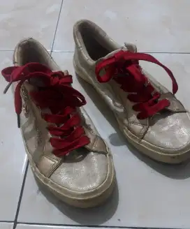 Sepatu sneakers trendy wanita