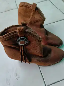 Jual sepatu second keadaan bagus no minus cuma perlu di cuci oke lg