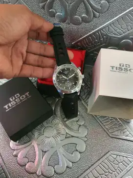 Jam tangan sporty bermerk Tissot