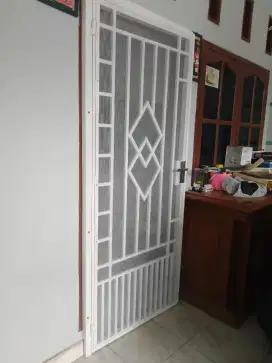 Pintu pengaman+ram nyamuk