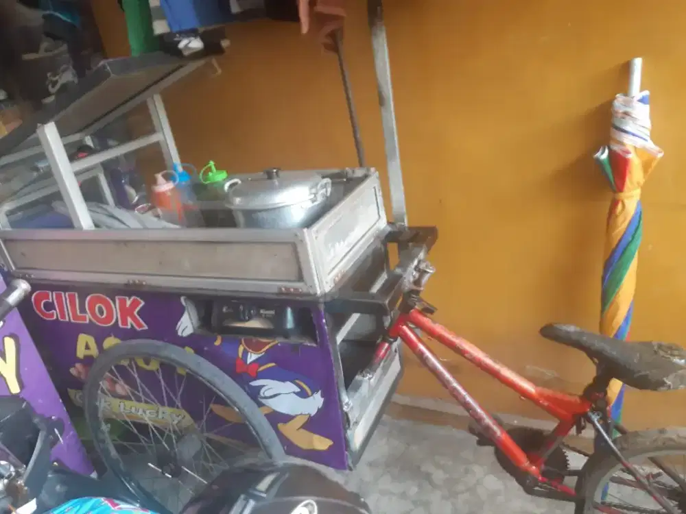berjualan cilok keliling menggunakan motor dan gerobak dorong