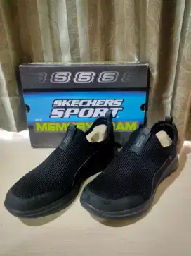 Sepatu SKECHERS color Black size 44