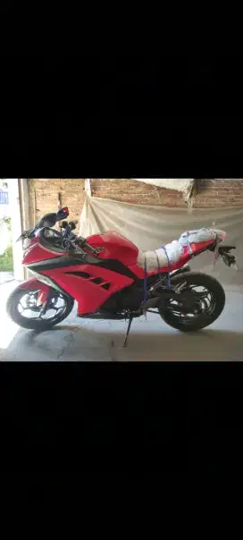 Jual Ninja 250 FI warna merah dari pemakai pertama.