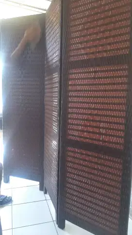 Penyekat ruangan sintetis