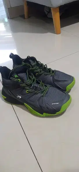 Sepatu basket ( SPOTEC )