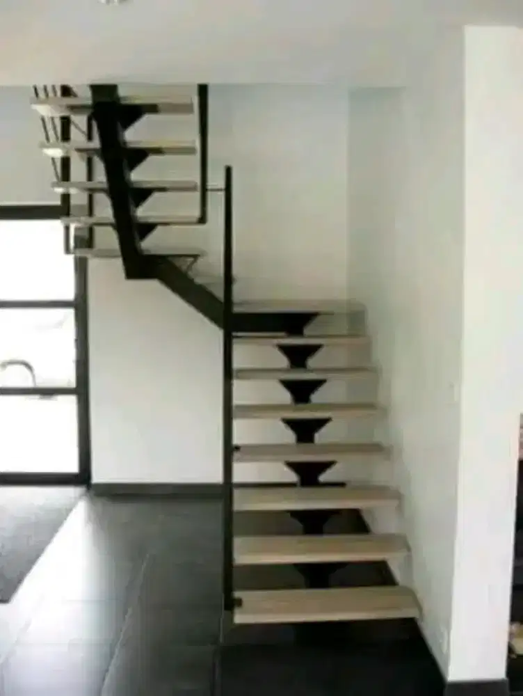 Tangga rebah minimalis