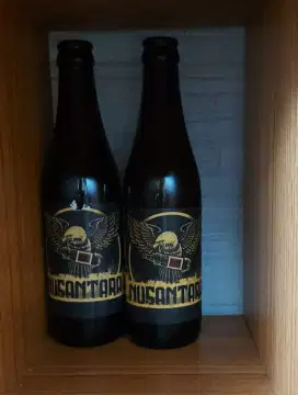 Botol beling antik bekas untuk hiasan kafe - Nusantara