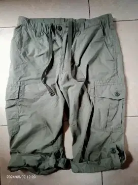 Celana merek Uniqlo size S, tpi flexible  pnggng karet bisa di serut