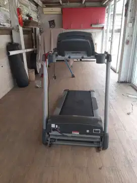 TREADMILL DAN SEPEDA STATIS