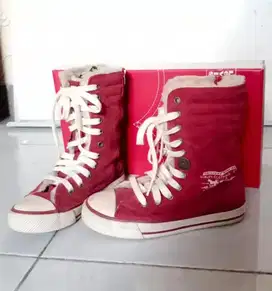 Sepatu sneakers Levis fur size 30 idn