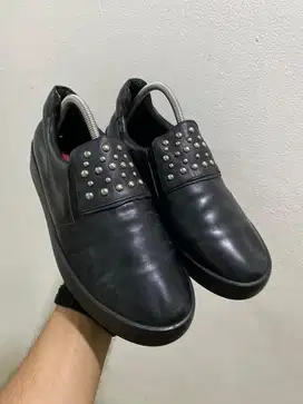 Sepatu slip on PRADA black studs leather (sale)