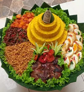 Tumpeng tampah besar untuk 15-20 porsi