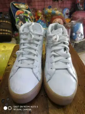 Sepatu adidas mid