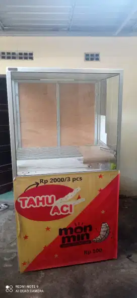 Etalase bekas jualan Tahu Aci