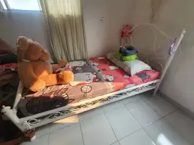 Divan Tempat Tidur - Rangka tempat tidur besi second ex anak saya