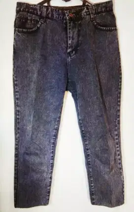 Celana Jins 3/4 warna hitam.