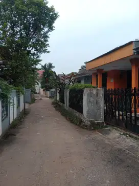 Dijual rumah dengan lahan luas di Kelapa Dua Wetan