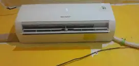 AC merk Sharp ½ PK dingin sejuk