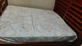 Tempat tidur plus kasur