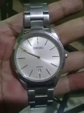 Jam tangan merk seiko.