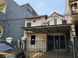 Belakang  indomaret/ apotek K 24. Dekat gerbang utama