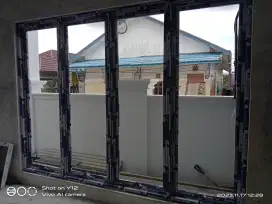 Partisi kaca aluminium