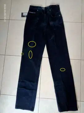 Jean's baru biru dongker, ada Luka kecil di foto slide