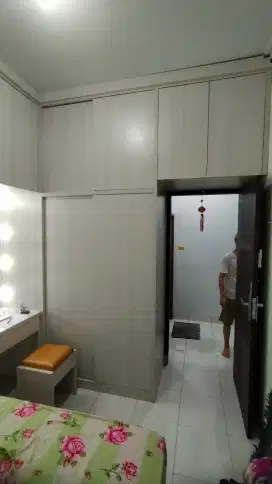 Lemari pakaian pintu sliding