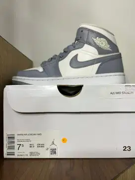 WMNS Air Jordan 1 Mid Like new