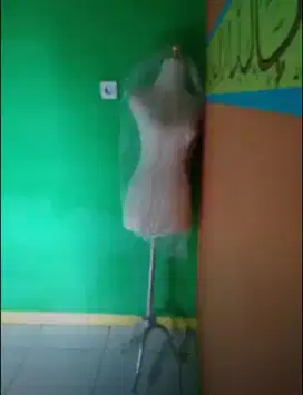 Patung manikin perempuan