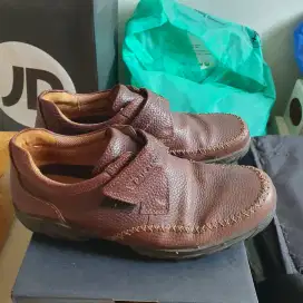 Sepatu indoor pakalolo kulit