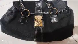 Tas hitam brand DKNY