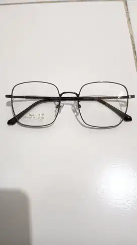 Menjual frame bahannya titanium,tahan koresi  dan alergi,ringan